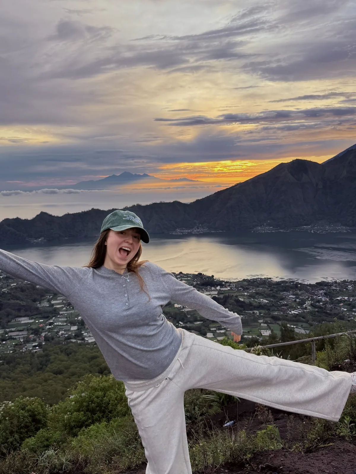 Panorama sur le mont Batur au lever du jour
