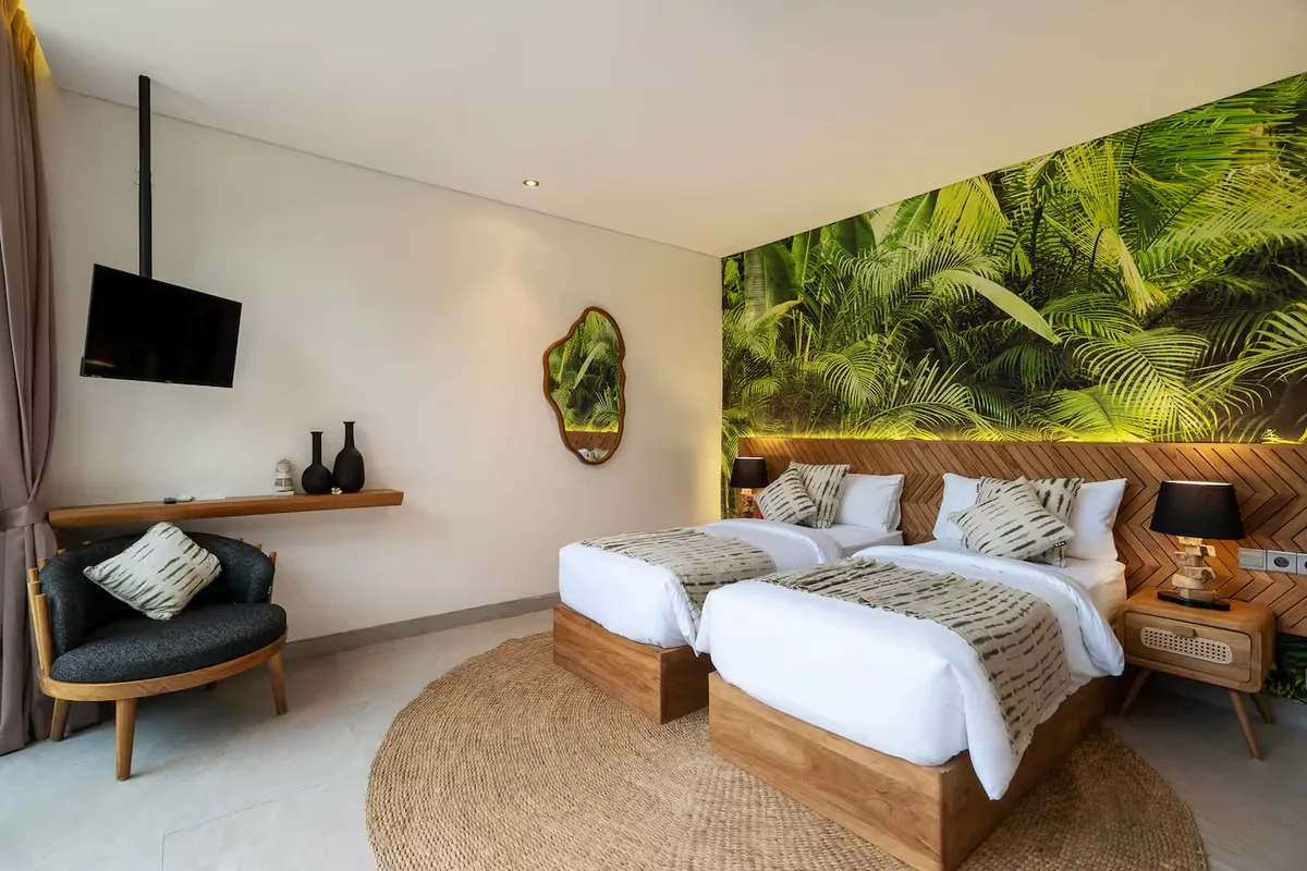 Chambre lumineuse de la villa, lit double et matières naturelles