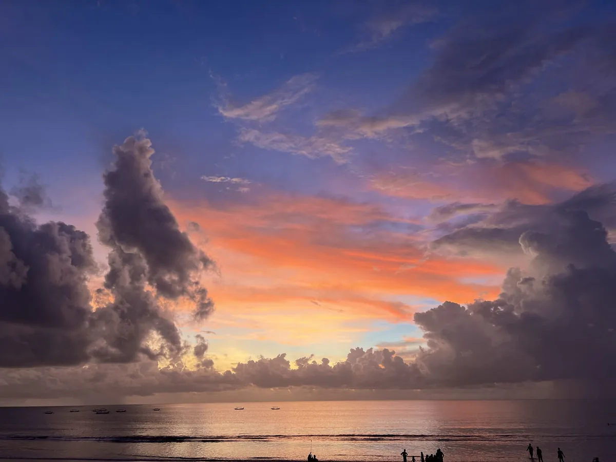 Coucher de soleil sur l’océan depuis la côte d’Uluwatu
