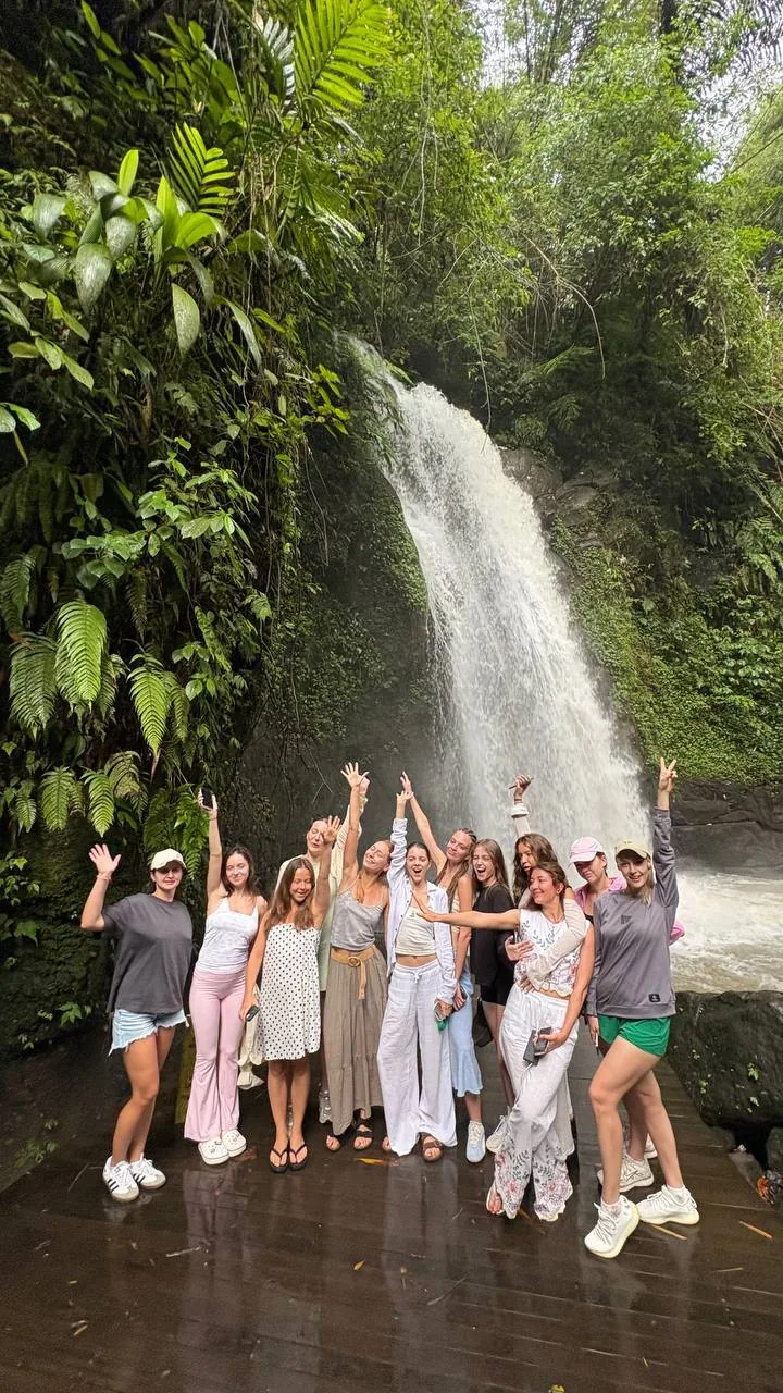 Le groupe réuni devant une cascade