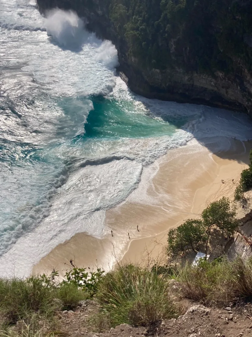 Plage et falaises vues du ciel