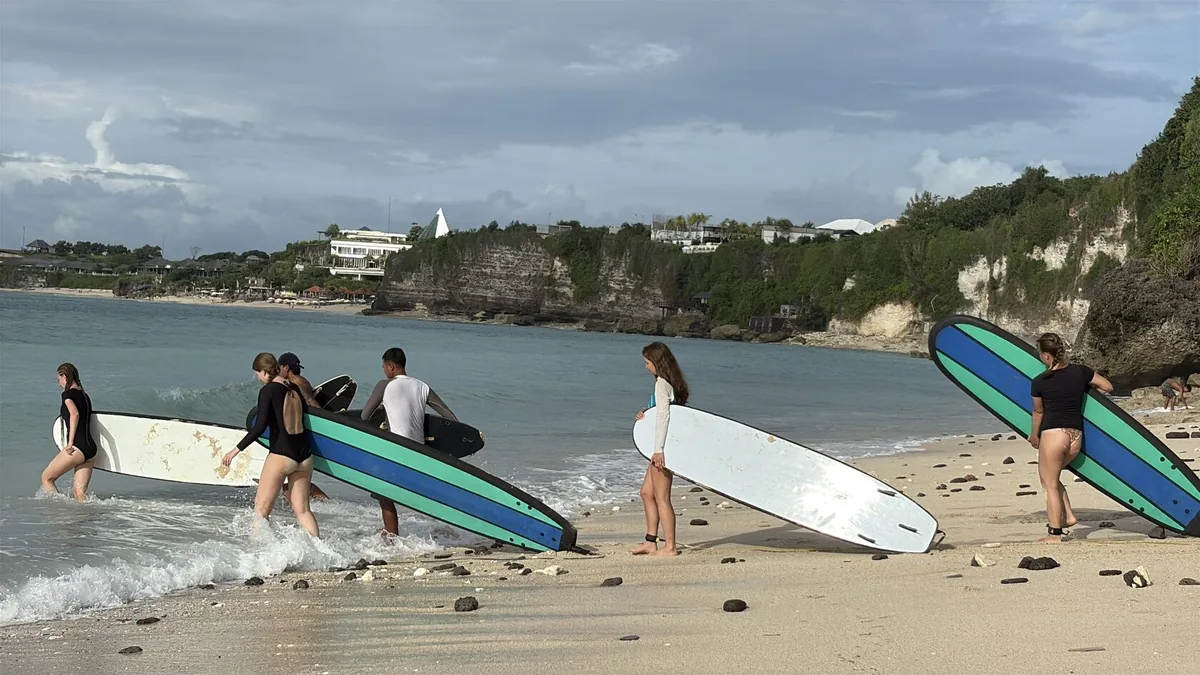 Planches de surf alignées sur la plage de Dreamland