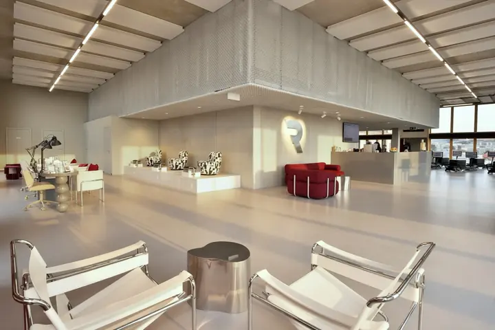 Espace d’accueil lumineux du club REEFORM à Prilly