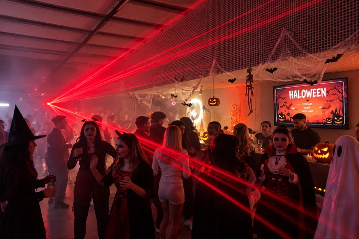 Soirée Halloween chez REEFORM : lasers rouges, fumée et invités déguisés