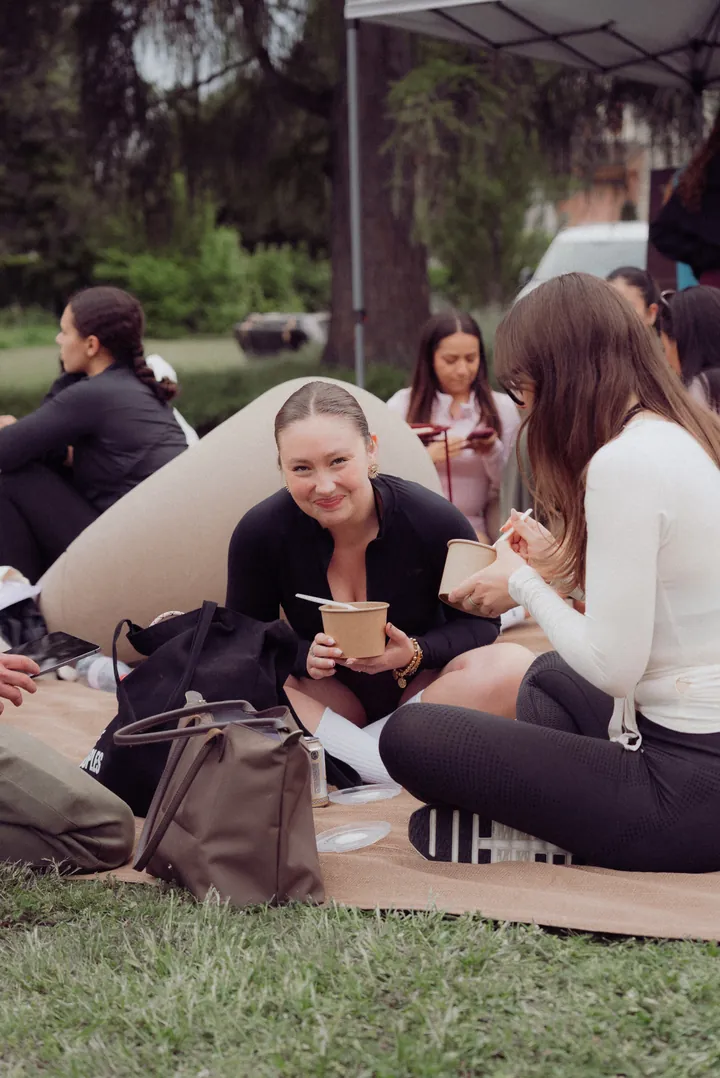 Participants réunis sur les poufs de la zone de repos