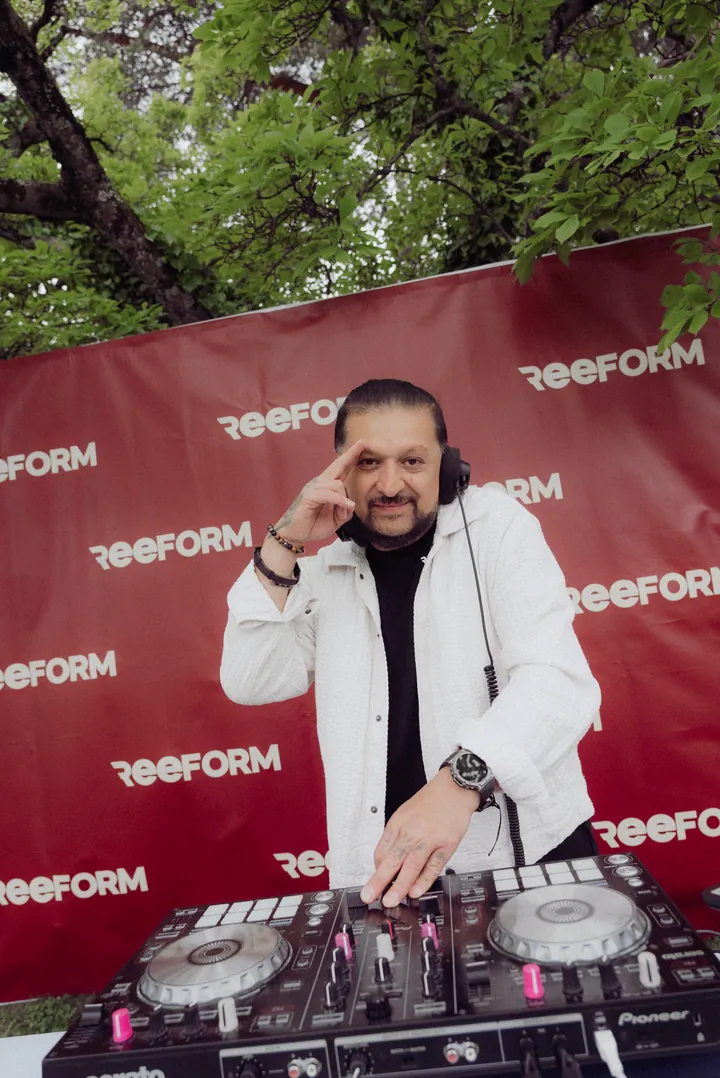 Le DJ du Lakeside Members Day devant le mur REEFORM