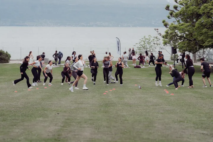 Les équipes en mouvement face au lac Léman