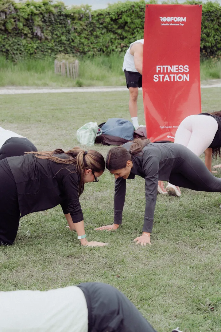 Défis physiques à la station Fitness avec la coach Célia