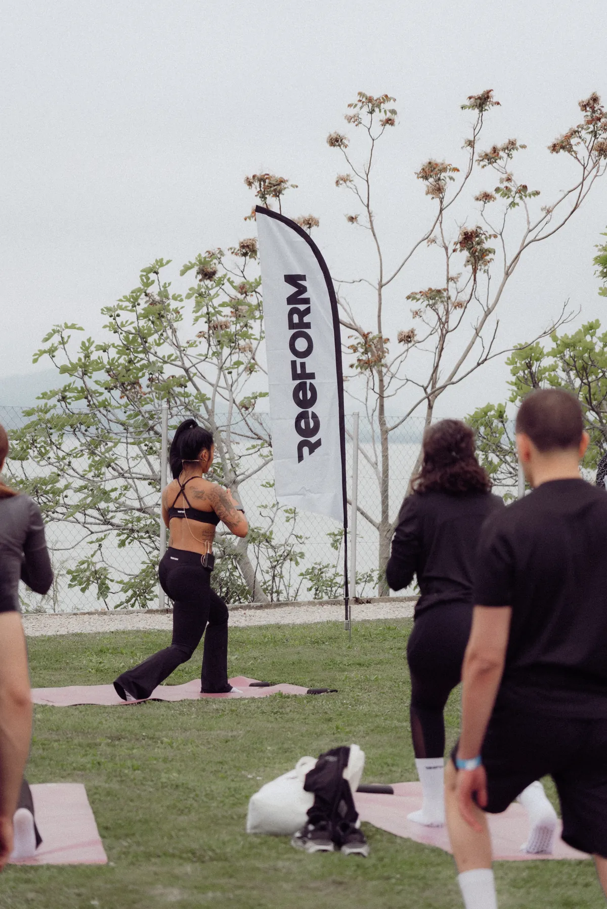 La station Pilates Mat sous le drapeau REEFORM, au bord du lac