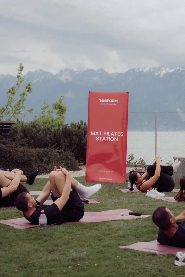 Séance de Pilates Mat face aux Alpes au Parc Général Guisan