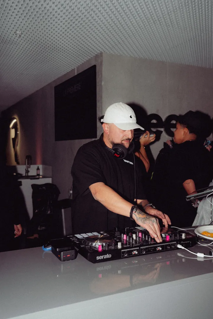 Le DJ aux platines de la Soirée La Première