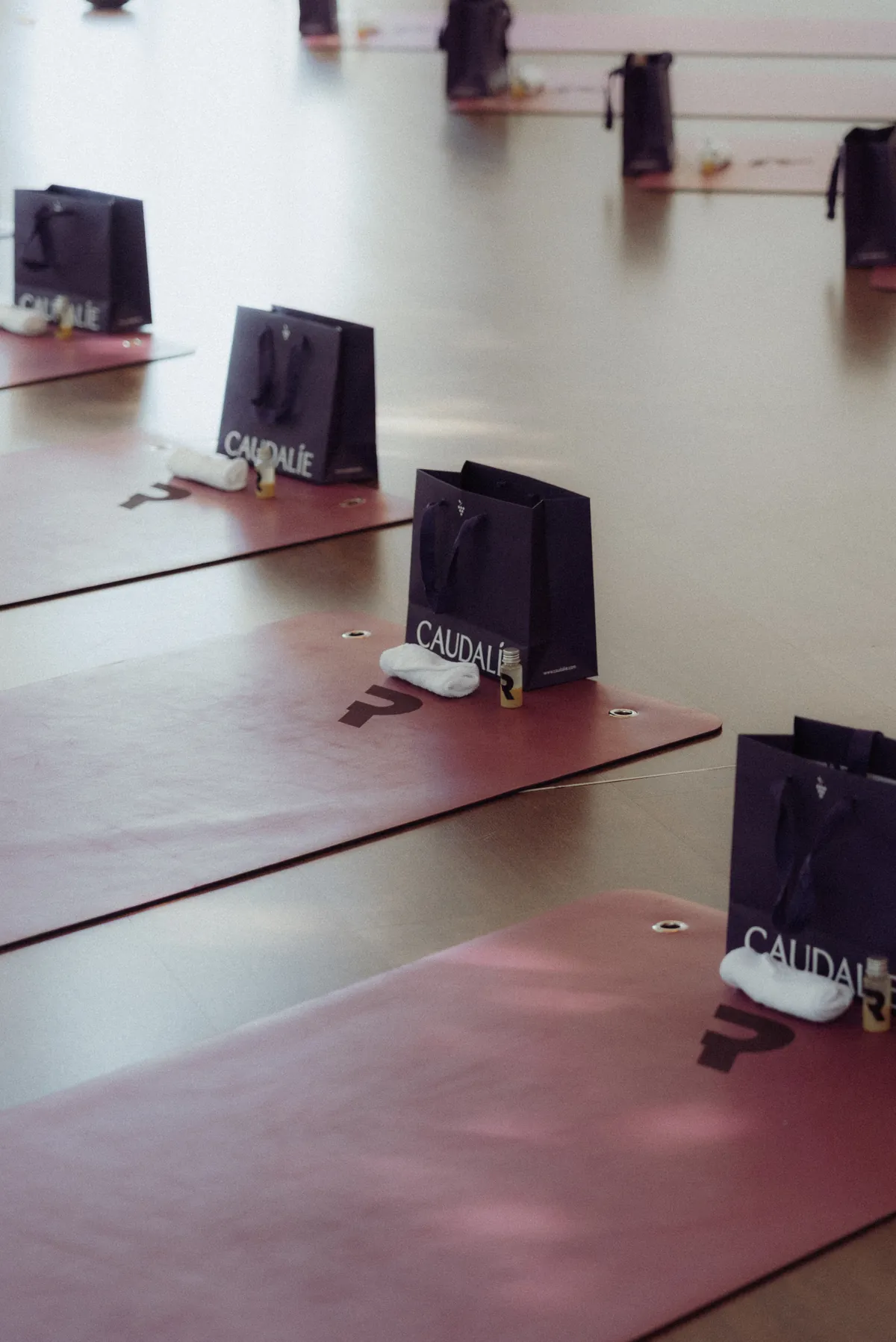 Tapis de Pilates et goodie bags Caudalie dans la salle du Beau-Rivage Palace