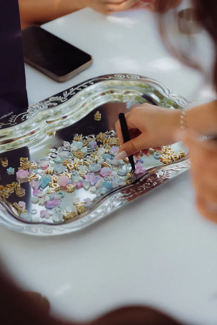 Atelier de personnalisation de pinces à cheveux avec charms