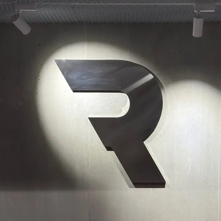 Logo REEFORM rétroéclairé sur le mur du club