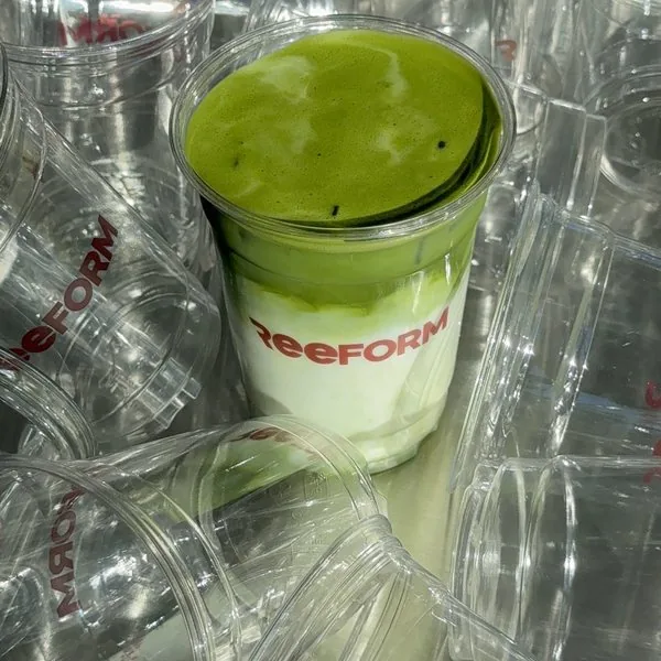 Matcha servi au bar REEFORM