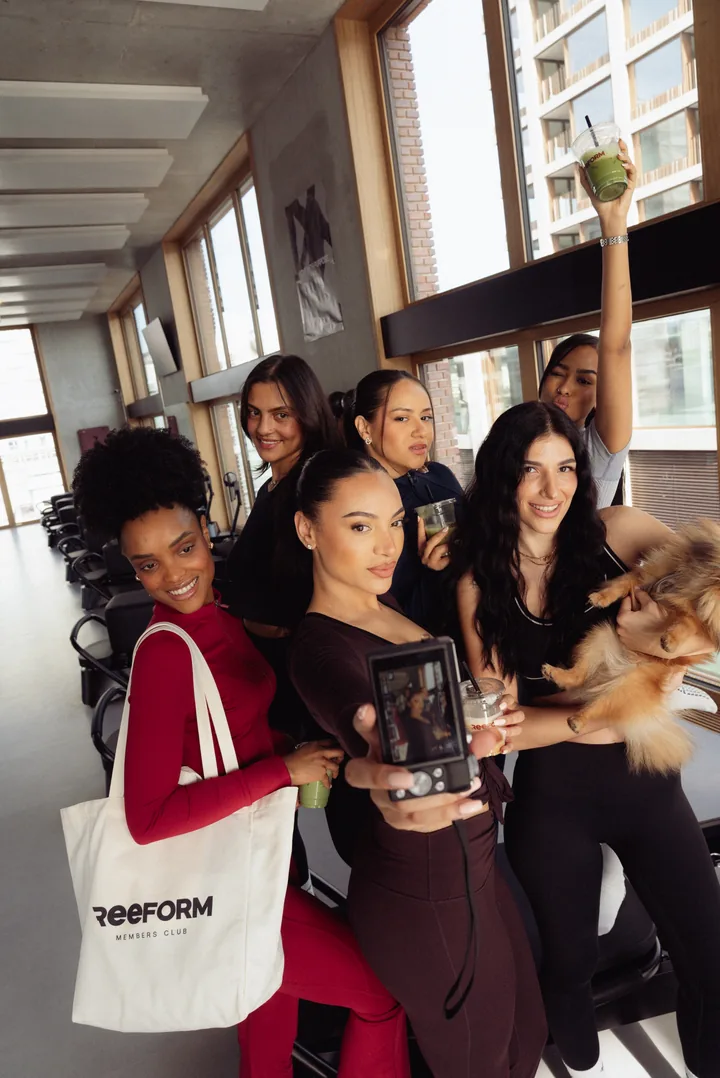 Membres réunies au club avec leur tote bag REEFORM