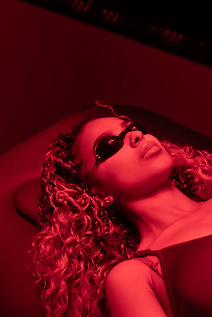 Séance de Red Light Therapy en cabine à lumière rouge